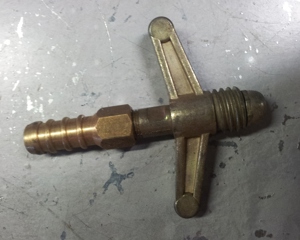 Wingnut screw type hose connection female thread